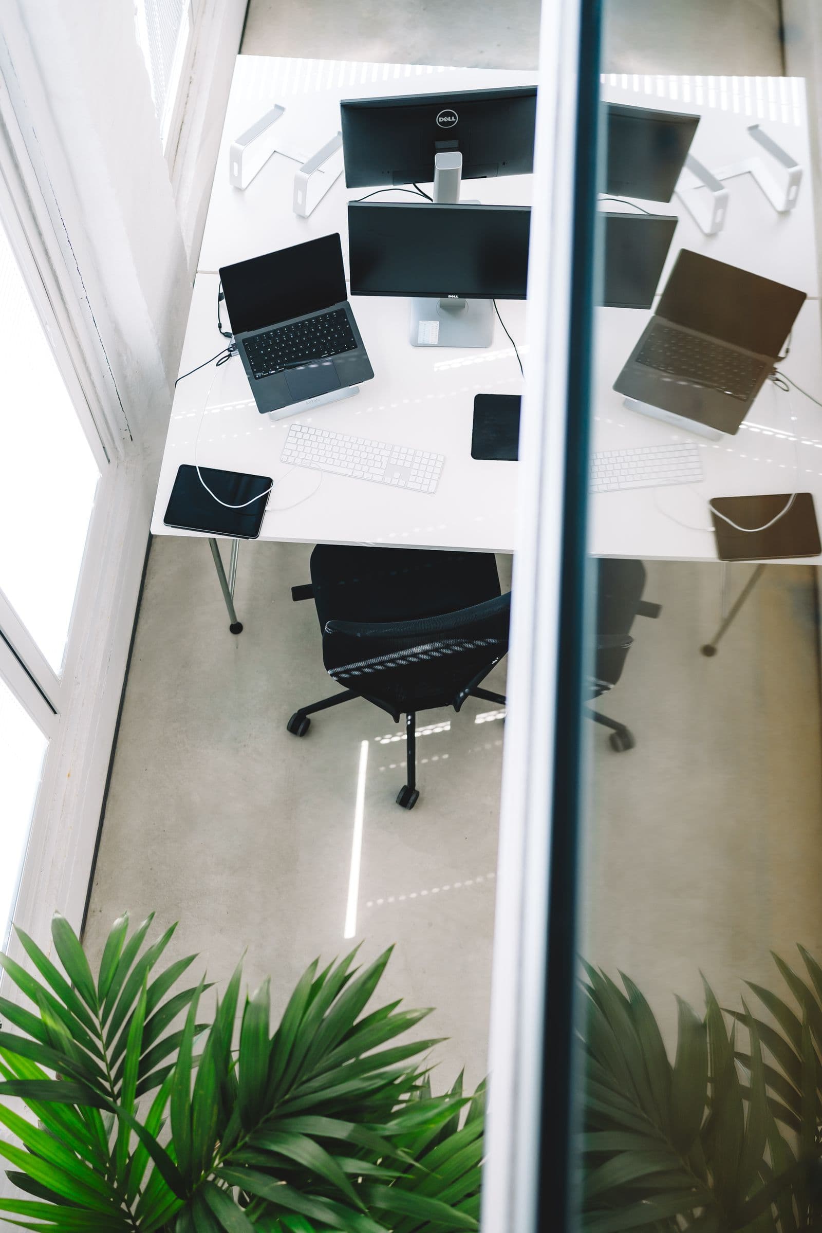Blick von oben auf die Arbeitsplätze im Büro