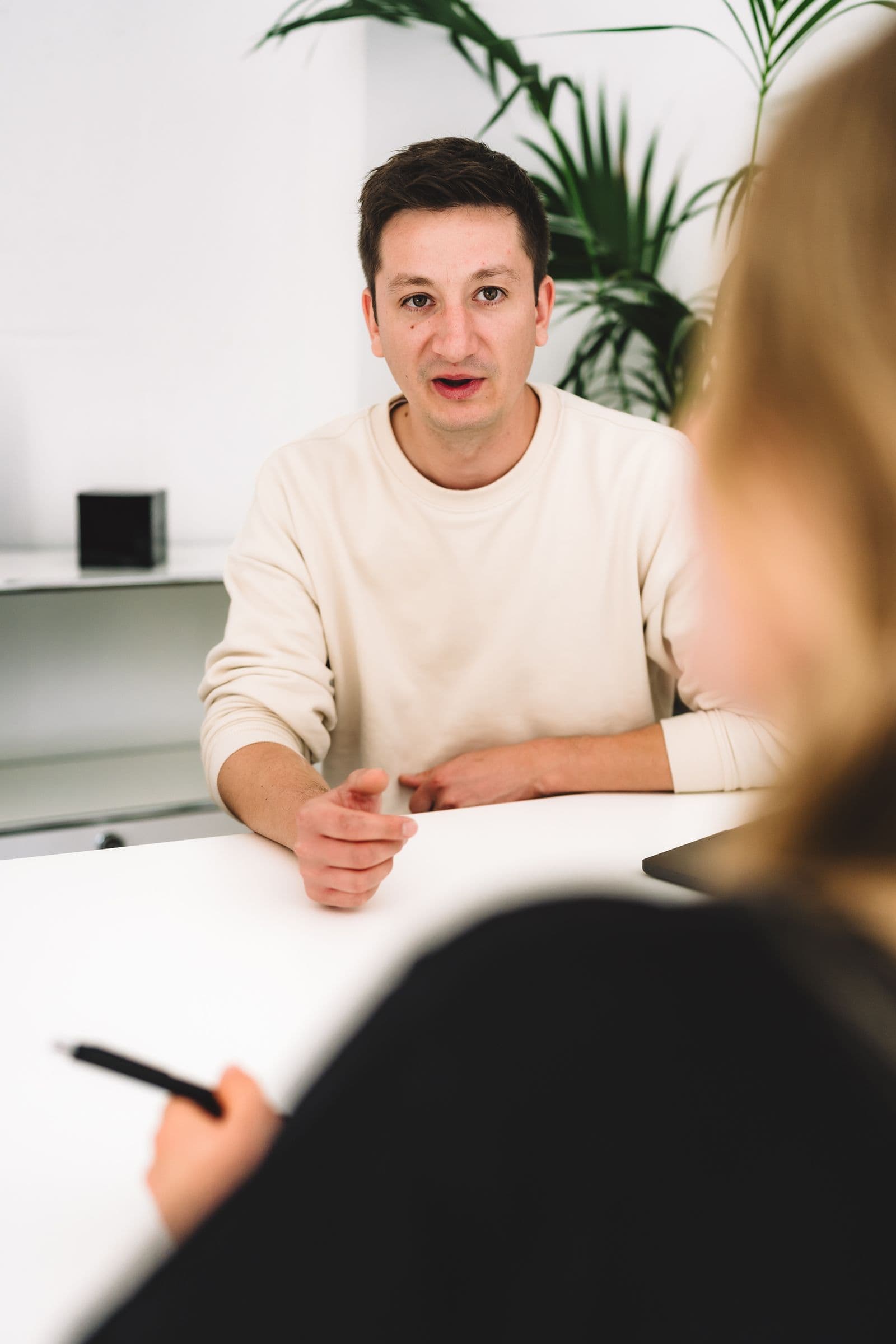 Alex im Gespräch am Besprechungstisch