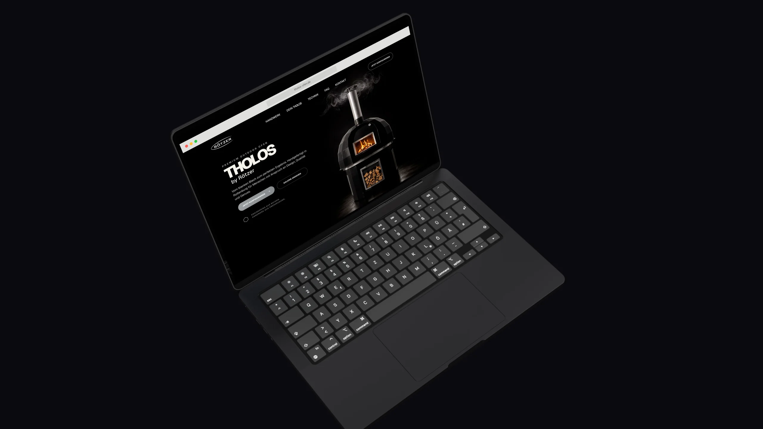 Laptop mit der Website von THOLOS by Rötzer: beim Scrollen fährt die Kamera von oben vor das Gerät, und die Startseite läuft vom Einstieg in die folgenden Abschnitte