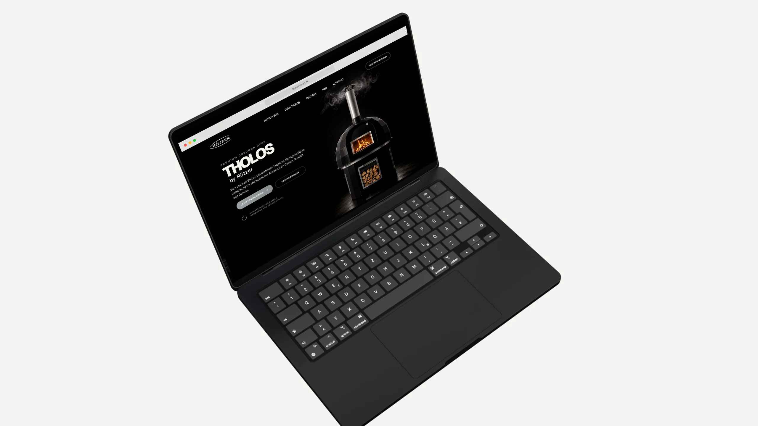 Laptop mit der Website von THOLOS by Rötzer: beim Scrollen fährt die Kamera von oben vor das Gerät, und die Startseite läuft vom Einstieg in die folgenden Abschnitte