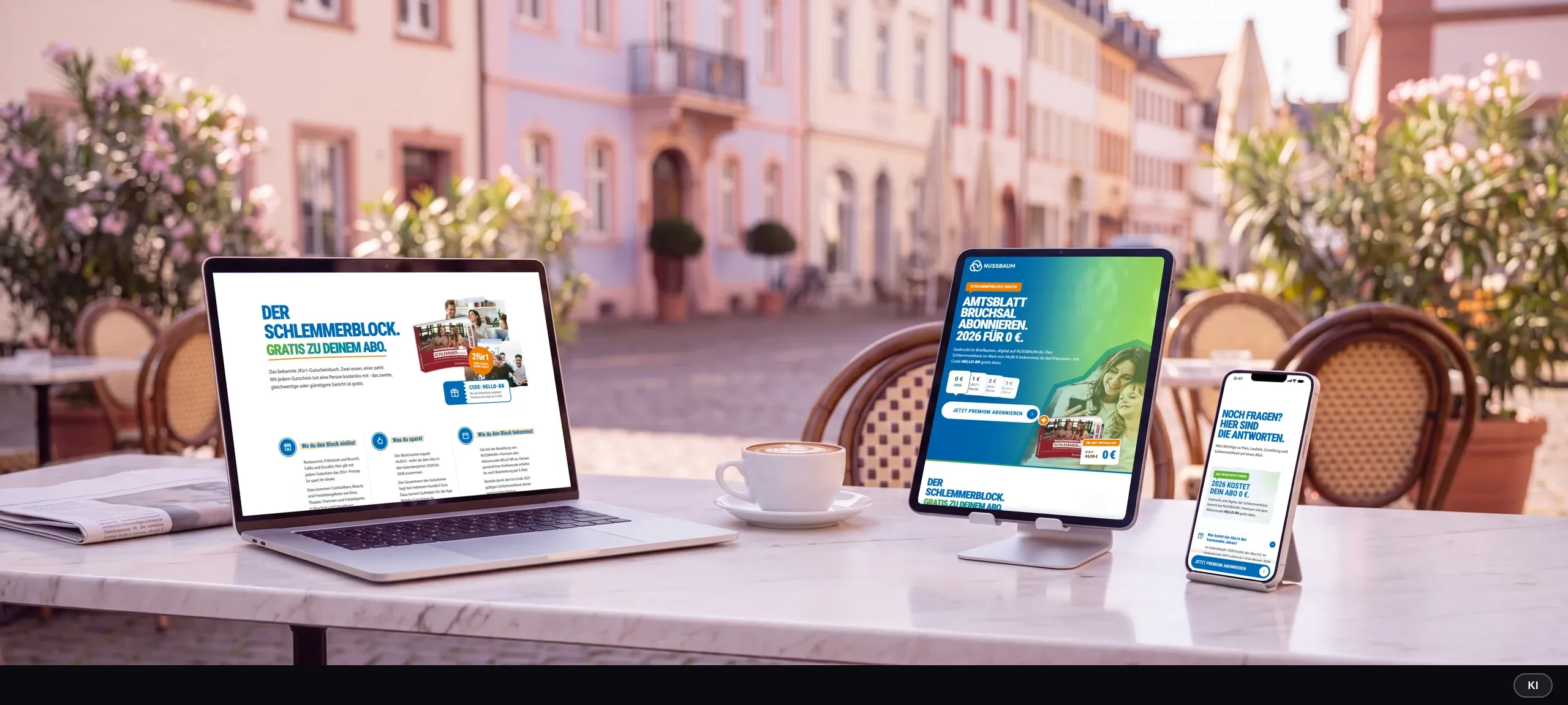 KI-generiertes Bild: Laptop, Tablet und Smartphone auf einem Cafétisch in der Altstadt zeigen den Schlemmerblock, den Seiteneinstieg und die häufigen Fragen zum Abo