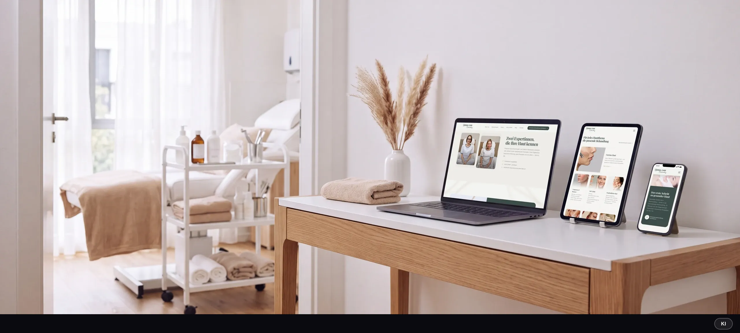 KI-generiertes Bild: Laptop, Tablet und Smartphone auf einer Eichenkonsole zeigen das Team, die Behandlungen und den Kontaktbereich der Website von DermaCare Neutraubling