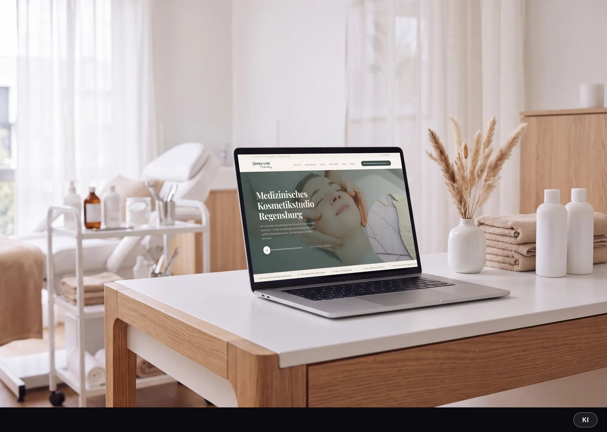 KI-generiertes Bild: Laptop mit der Startseite von DermaCare Neutraubling auf einem hellen Eichentresen, im Hintergrund ein Behandlungsraum mit weißer Liege und Pflegewagen