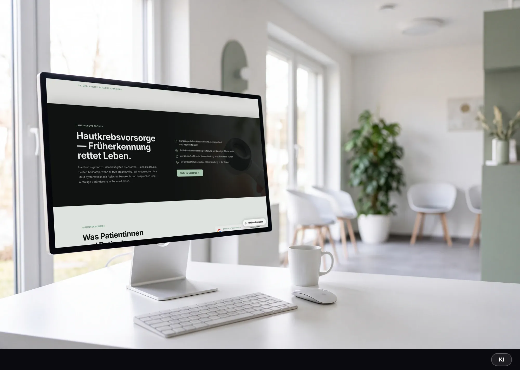 KI-generiertes Bild: Monitor am Empfangsarbeitsplatz zeigt den Bereich zur Hautkrebsvorsorge auf der Website von Dermatologie Neutraubling