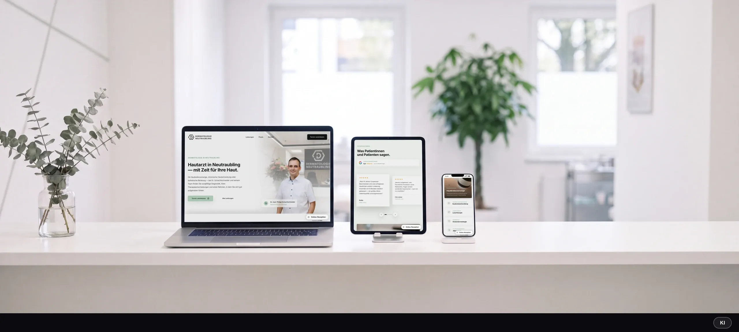 KI-generiertes Bild: Laptop, Tablet und Smartphone auf dem Empfangstresen zeigen Startseite, Patientenstimmen und Leistungen von Dermatologie Neutraubling