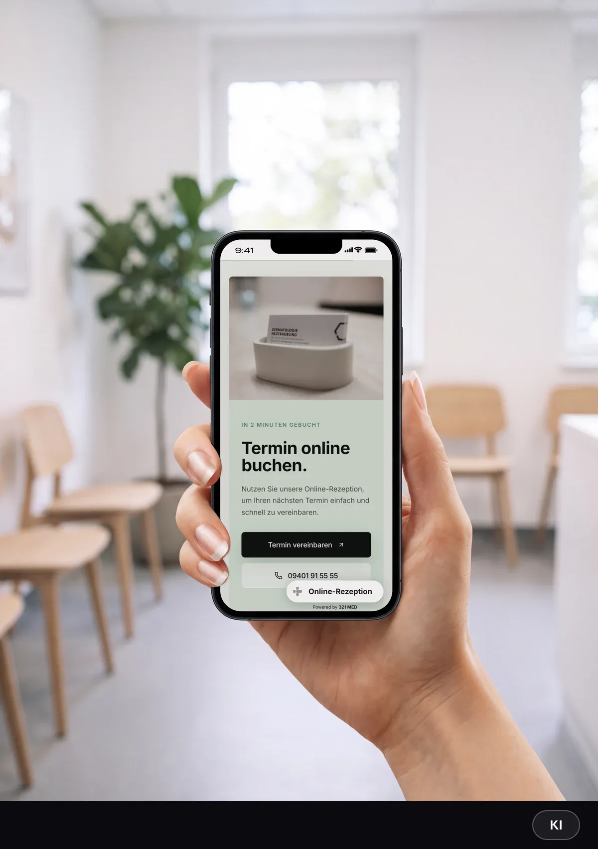 KI-generiertes Bild: Patientin bucht im Wartezimmer per Smartphone einen Termin über die Website von Dermatologie Neutraubling