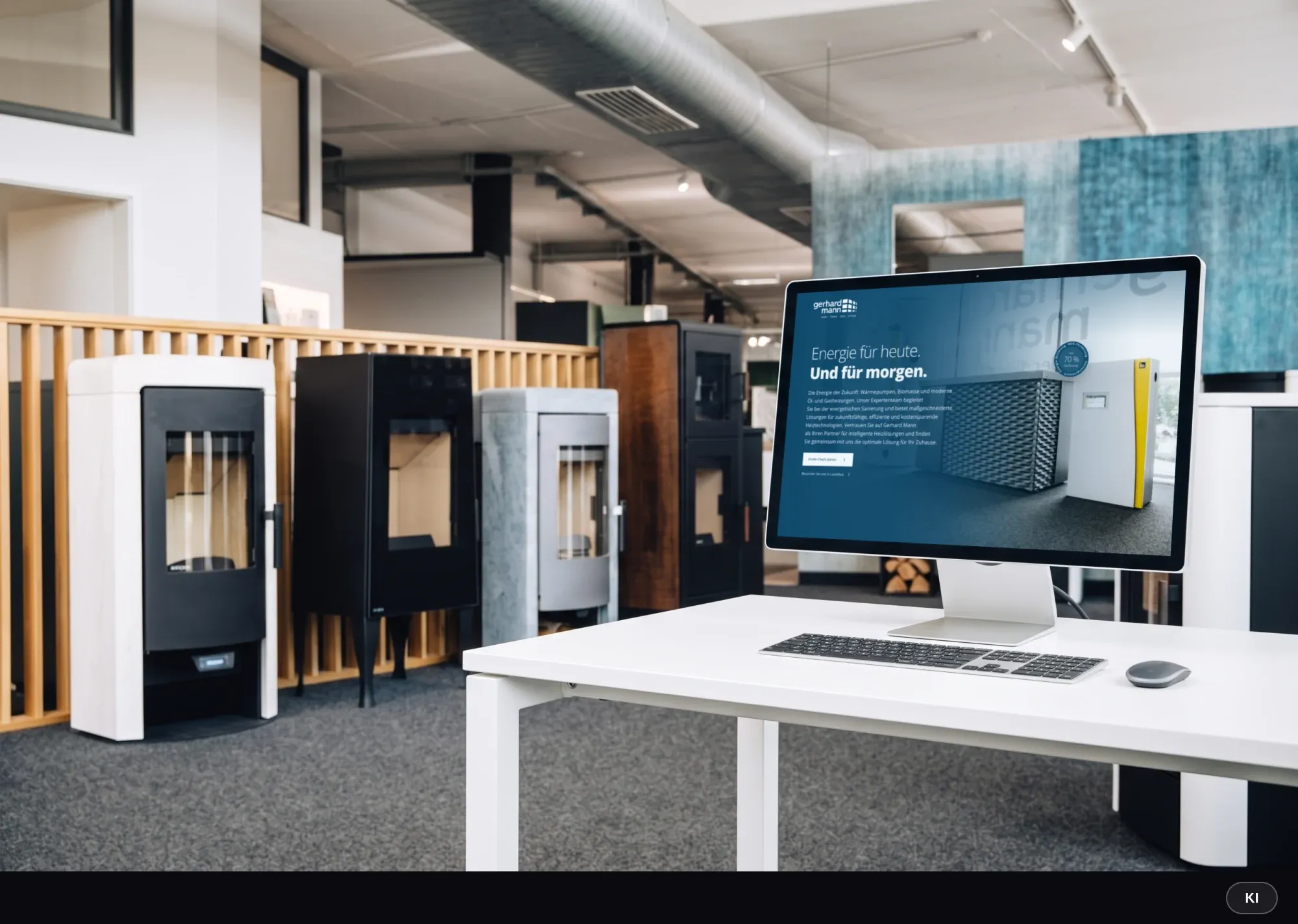 KI-generiertes Bild: Monitor mit der Energie-Seite „Energie für heute. Und für morgen.“ auf einem Beratungstisch im Energieforum, dahinter Kaminöfen
