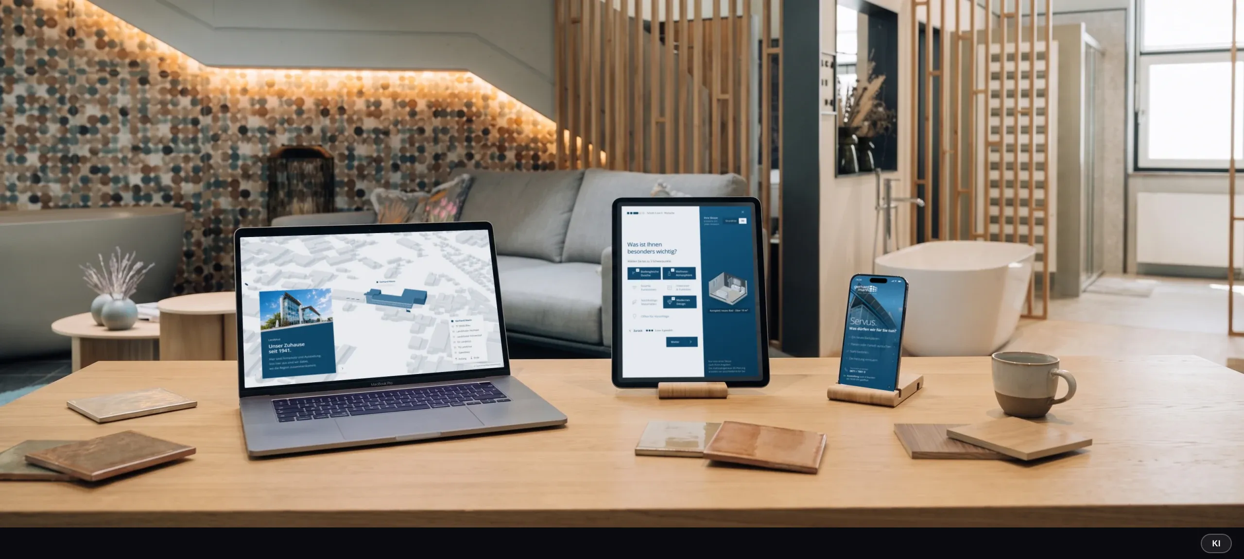 KI-generiertes Bild: Laptop mit der 3D-Karte zur Regionalität, Tablet mit der Bad-Anfrage und Smartphone mit der Begrüßung der Startseite auf einem Tisch in der Bäderausstellung