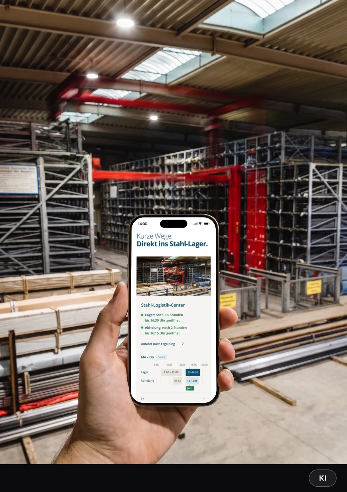 KI-generiertes Bild: Hand hält ein Smartphone mit den Öffnungszeiten des Stahl-Logistik-Centers, im Hintergrund das Stahllager mit hohen Regalen und Stahlprofilen