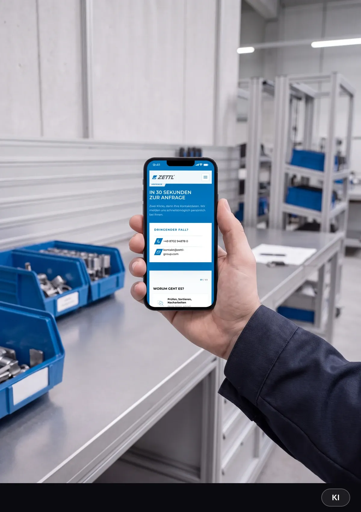 KI-generiertes Bild: Hand in dunkler Arbeitsjacke hält ein Smartphone mit dem Anfrage-Flow „In 30 Sekunden zur Anfrage“, im Hintergrund Prüfbänke und blaue Kleinladungsträger
